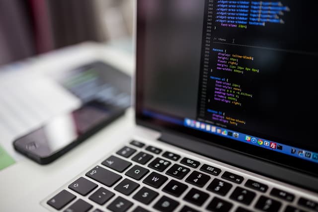 Laptop Macbook Codes Coding  - StockSnap / Pixabay